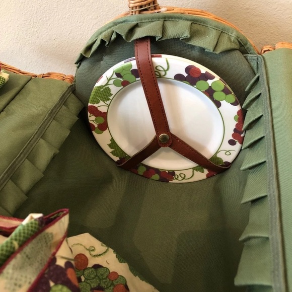 SOLD Picnic basket - Picture 6 of 8